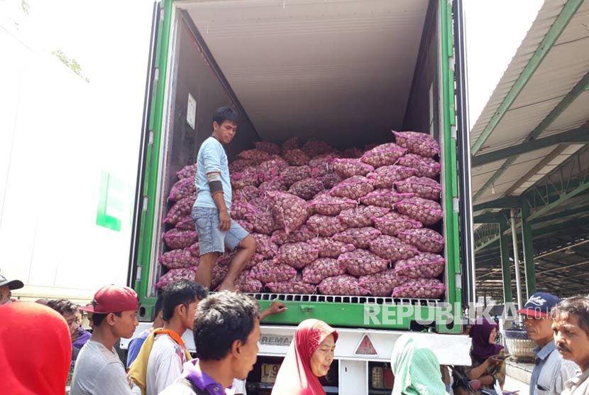 Kegiatan operasi pasar bawang putih di Pasar Induk Osowinangun Surabaya, Jumat (19/5). Dalam operasi tersebut, bawang putih dijual seharga Rp 10 ribu - Rp 23 ribu per kilogram. 