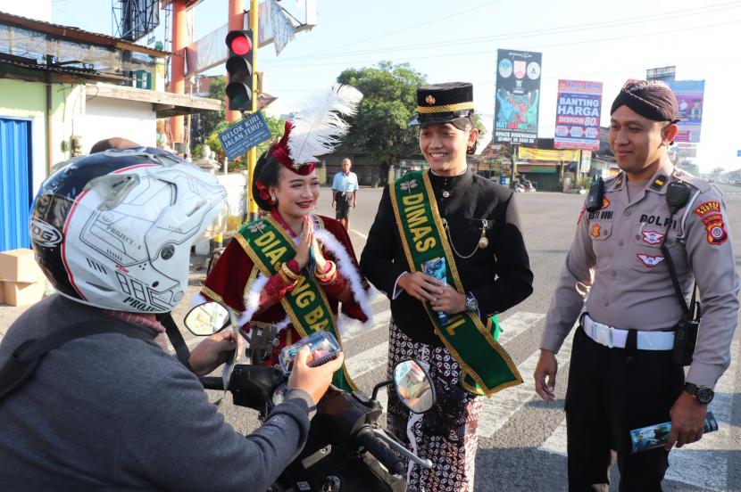 Kegiatan operasi Patuh Progo 2023 yang dilakukan pada Senin (17/7/23) di simpang empat Blok O Banguntapan, melibatkan Dimas dan Diajeng Kabupaten Bantul 2023, Rifaldi Aditama dan Putri Hastifah. 