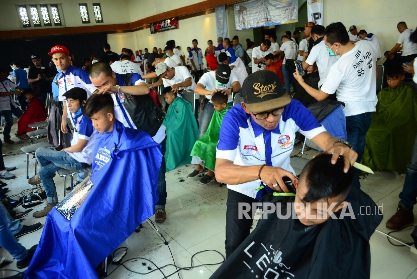 Kegiatan pangkas rambut di ulang tahun Bank BJB