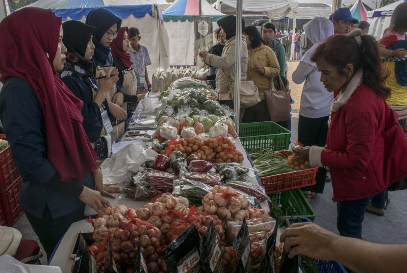 Kegiatan pasar murah.