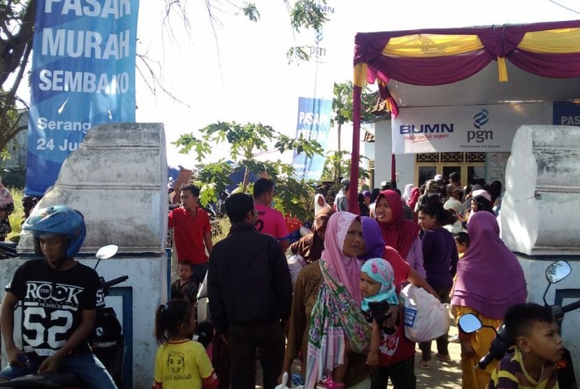 Kegiatan pasar murah sembako yang diadakan oleh PT Perusahaan Gas Negara (Persero) Tbk (PGN) di delapan daerah di Indonesia.