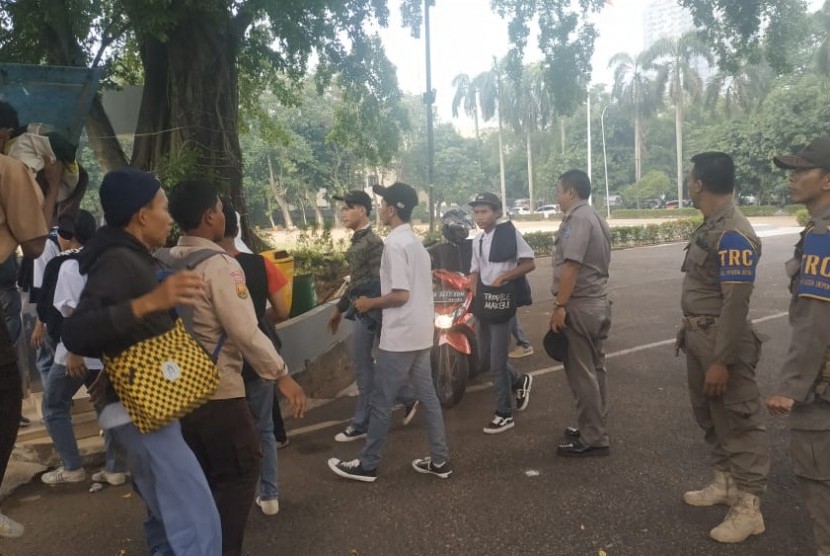 Kegiatan patroli aparat Satpol PP Kota Depok berhasil mengamankan 34 pelajar yang hendak ikutan demonstrasi ke Gedung DPR di Jakarta. Dari 34 pelajar, seorang pelajar kedapatan membawa senjata tajam dan diserahkan ke Mapolresta Depok, Rabu (25/9).