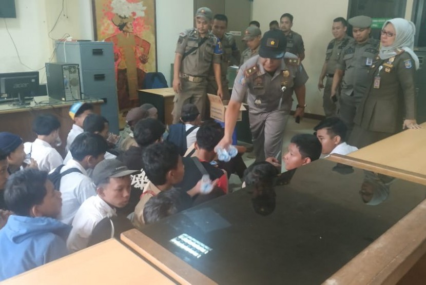 Kegiatan patroli aparat Satpol PP Kota Depok berhasil mengamankan 34 pelajar yang hendak ikutan demonstrasi ke Gedung DPR di Jakarta. Dari 34 pelajar, seorang pelajar kedapatan membawa senjata tajam dan diserahkan ke Mapolresta Depok, Rabu (25/9).