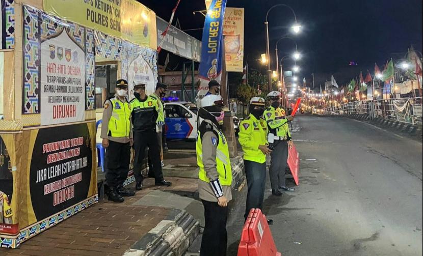 Kegiatan patroli malam yang ditingkatkan oleh anggota Polres Semarang guna mengantisipasi potensi gangguan kamtibmas menjelang dilaksanakannya Operasi Ketupat Candi 2022 (pengamanan Lebaran 1443 Hijriah) di wilayah Kabupaten Semarang, Ahad (24/4) malam.