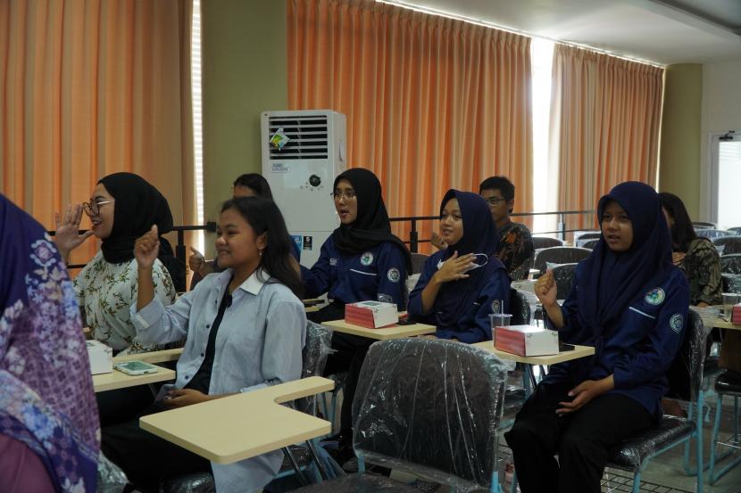 Kegiatan pelatihan bahasa isyarat yang diikuti mahasiswa Untidar Magelang.