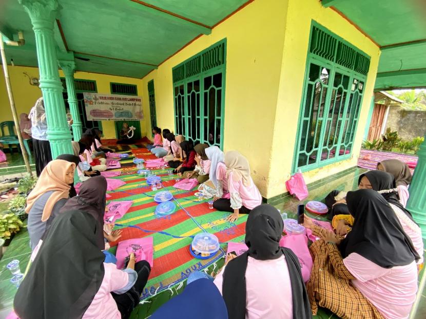 Kegiatan pelatihan cara membuat Bucket Balon kepada para milenial di Kampung Banjar Kertahayu, Kecamatan Way Pungubuan, Kabupaten Lampung Tengah, Provinsi Lampung. 