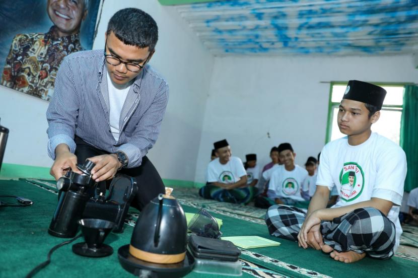 Kegiatan pelatihan mengolah kopi bagi para santri dan warga di Pondok Pesantren (Ponpes) Miftahul Huda Assaroji, Kampung Pereng, Desa Cikawo, Kabupaten Pacet, Kabupaten Bandung, Jawa Barat. 