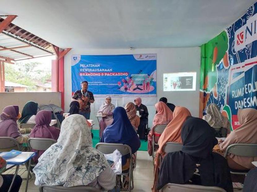 Kegiatan pelatihan pelaku UMKM binaan PHE ONWJ di Rumah Edukasi Kenanga, Kabupaten Indramayu, Jawa Barat. 