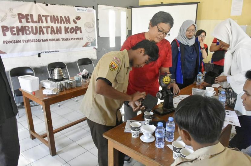 Kegiatan pelatihan pembuatan kopi merupakan Program Pemberdayaan Inklusi Teman Istimewa yang merupakan bagian dari salah satu Program Pemberdayaan Tanggung Jawab Sosial Lingkungan (TJSL) Unit VI Balongan tahun 2023.