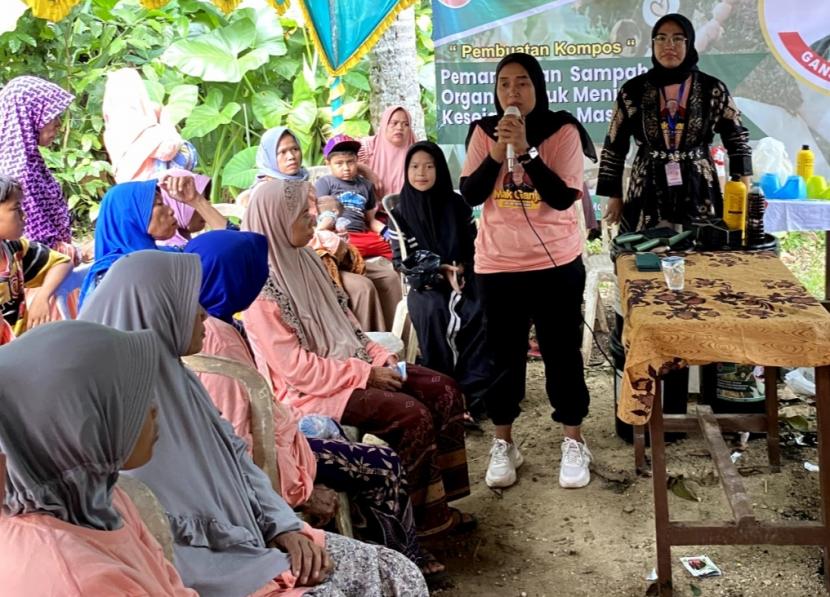 Kegiatan pelatihan pembuatan pupuk kompos di Rangkasbitung, Banten. 