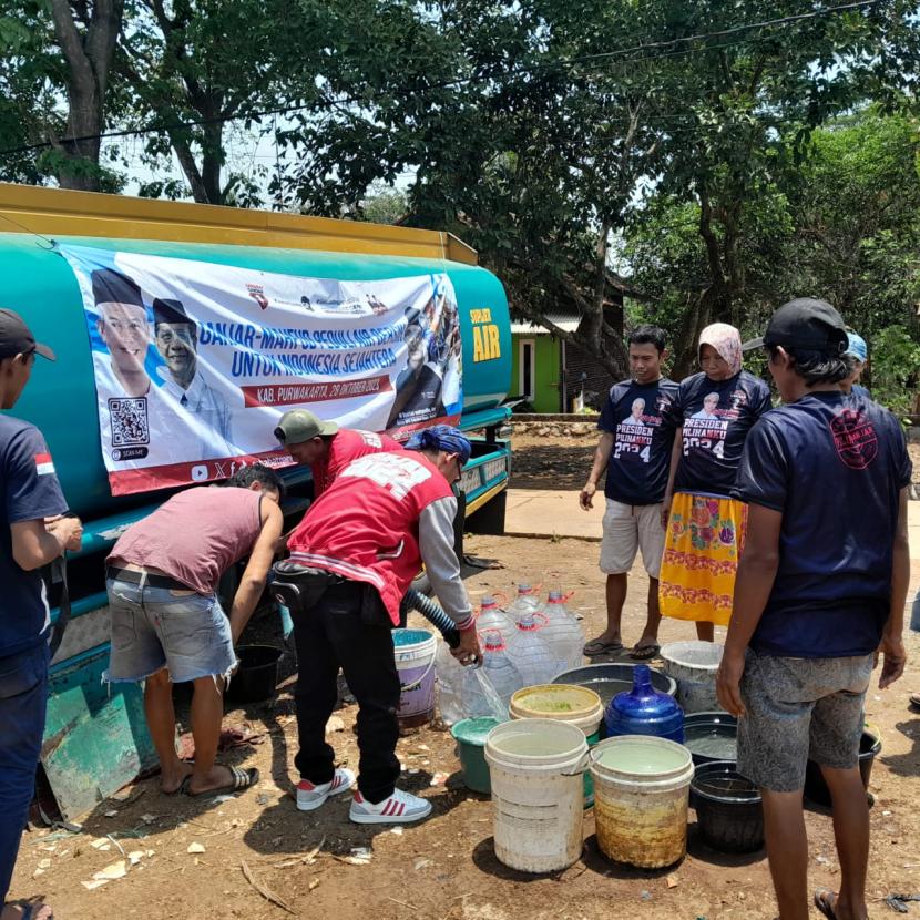 Kegiatan pembagian air bersih yang diadakan di Kabupaten Purwakarta, Jawa Barat. 