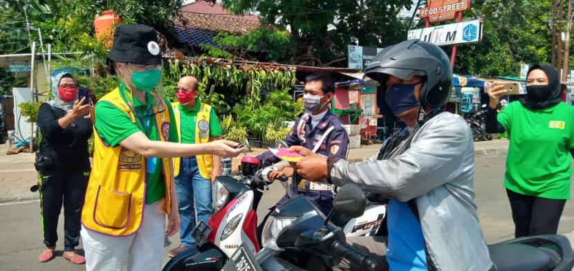 Kegiatan pembagian masker di Jakarta Utara, Selasa (14/4).