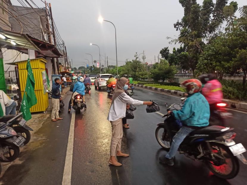 Kegiatan pembagian takjil yang dilakukan oleh LD PBNU di salah satu titik di ibukota Jakarta.