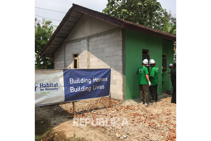 Kegiatan pembangunan rumah layak huni warga kurang mampu yag dilakukan PT Intiland Development TBK dan Habitat For Humanity Indonesia.