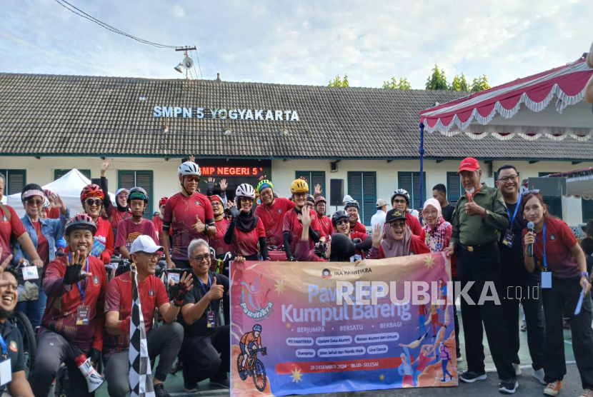 Kegiatan pemberangkatan peserta bersepeda pada acara Kumpul Bareng Pawitikra yang digelar IKA Pawitikra di SMP 5 Yogyakarta, Sabtu (28/12/2024)