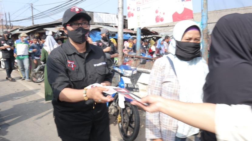 Kegiatan pemberian bantuan kepada masyarakat di Banten.