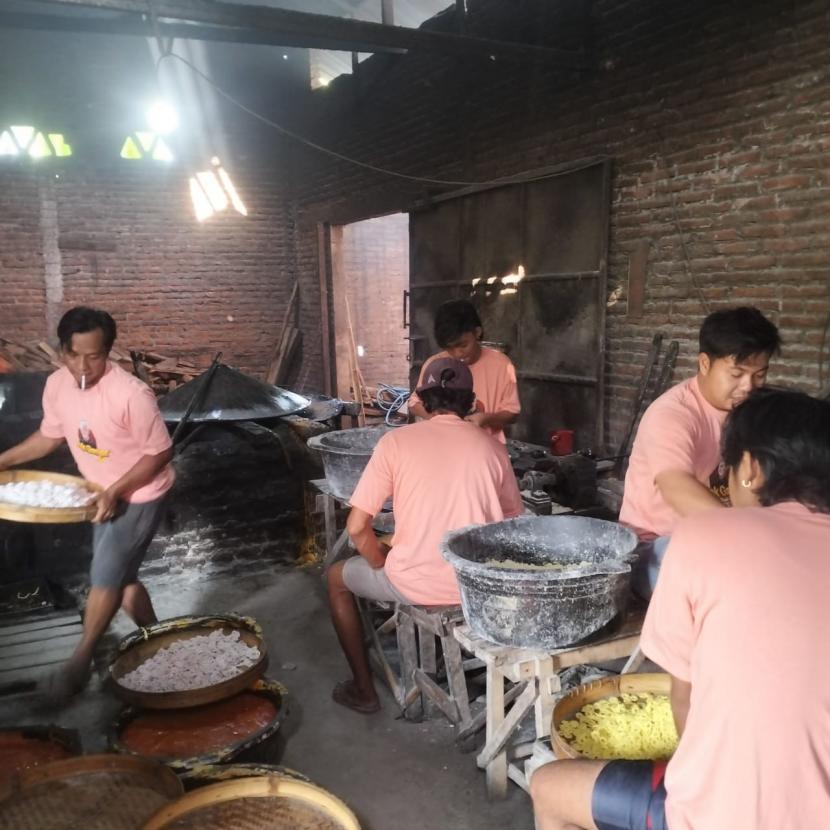 Kegiatan pembuatan camilan di Kudus, Jawa Tengah. 