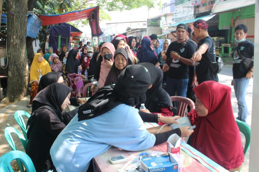 Kegiatan pemeriksaan  kesehatan gratis digelar di Jl Pedongkelan Raya, Kelurahan Kapuk, Kecamatan Cengkareng, Jakarta Barat.