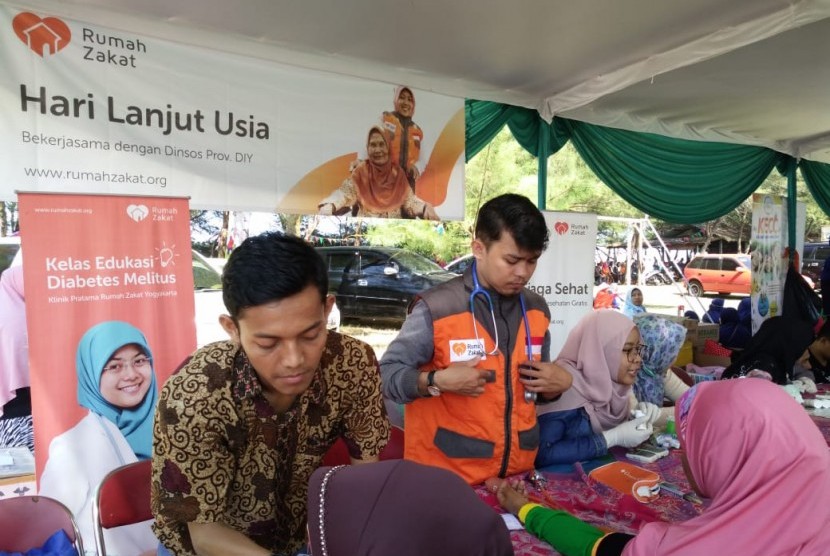  Kegiatan pemeriksaan kesehatan gratis yang digelar Rumah Zakat di Laguna Pantai Glagah, Kabupaten Kulonprogo, DIY.