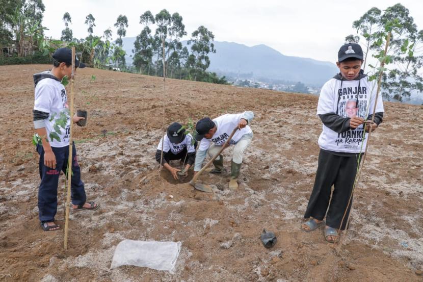 Kegiatan penanaman pohon, di Kampung Kiara Sinar Wangi, Desa Pulosari, Kecamatan Pangalengan, Kabupaten Bandung, Jawa Barat.