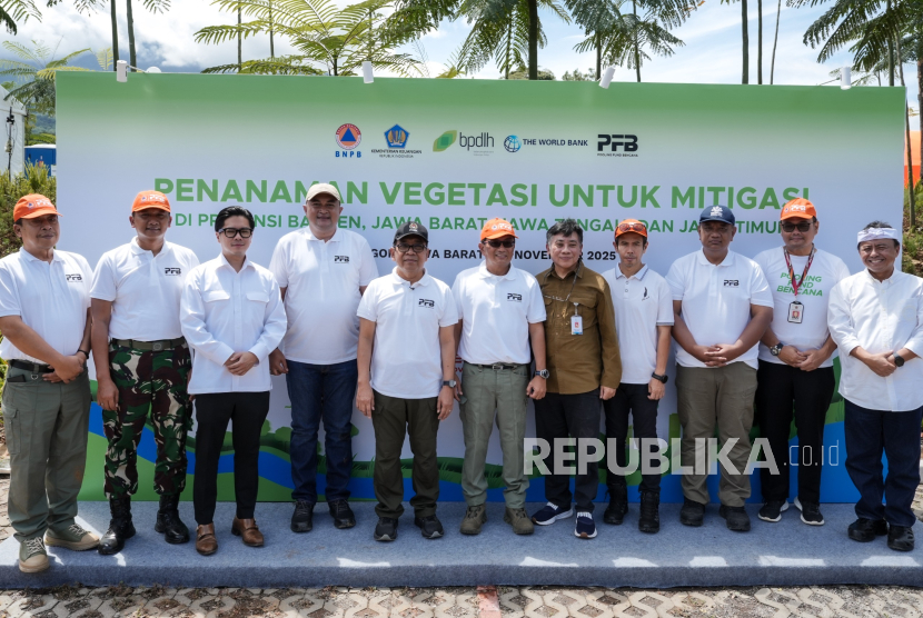 Kegiatan penanaman vegetasi untuk merestorasi ekosistem hulu yang dilakukan secara serentak di empat provinsi dan dipusatkan di Eiger Adventure Land, Kabupaten Bogor, pada Jumat (21/11/2025).