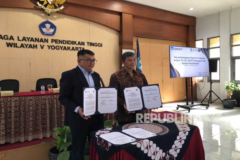 Kegiatan Penandatanganan Pemahaman Naskah Kerjasama antara tim ZI LLDIKTI Wilayah V dan Lima Fakultas di Ruang Sidang Utama LLDIKTI Wilayah V, Rabu (24/9/2025).
