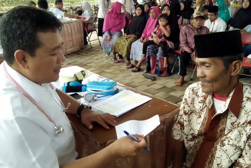 Kegiatan pengobatan gratis Bio Farma untuk 1500 masyarakat di Kampung Kokol, Desa Cipakat,Kecamatan Singaparna, Kabupaten Tasikmalaya.