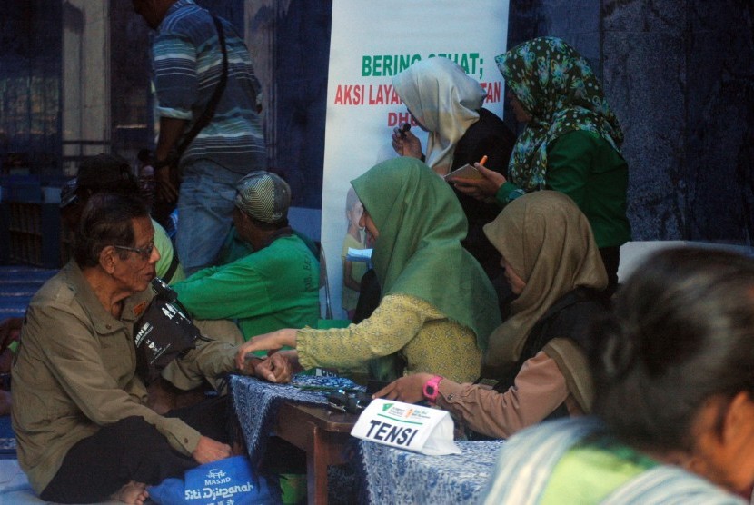 Kegiatan pengobatan gratis di Masjid Mandarin jalan Malioboro, Yogyakarta, Selasa (18/12).