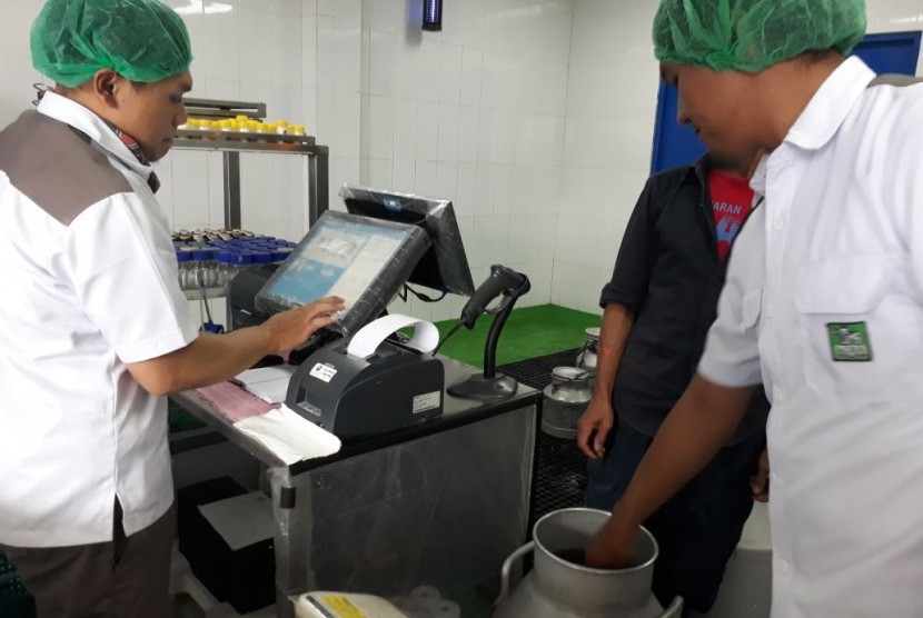 Kegiatan pengumpulan susu dari peternak di pengemoulan susu dengan sistem digital atau Milk Collection Point (MCP) Citere, Pangalengan, Bandung, Jawa Barat. 