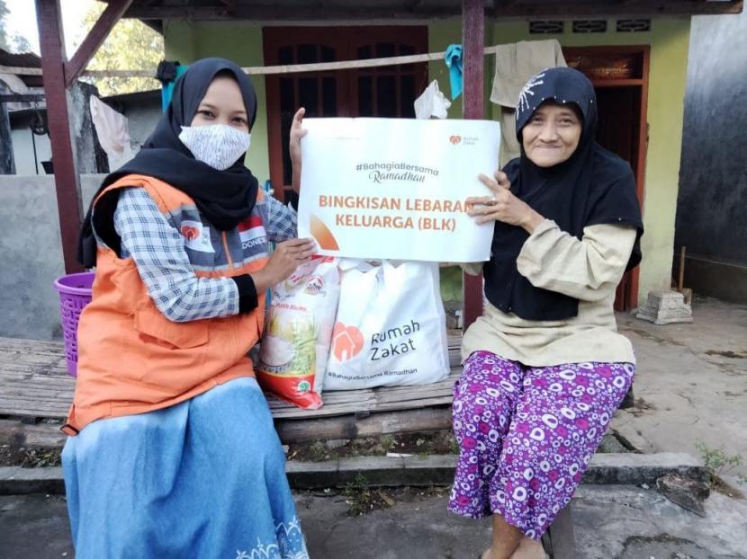 Kegiatan penyaluran masih terus dilakukan oleh tim Rumah Zakat. Kali ini penerima manfaatnya adalah tenaga pijat panggilan yang tinggal di Desa Tegalan, Kecamatan Kandat, Kabupaten Kediri.