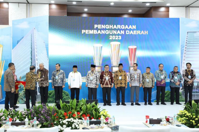 Kegiatan penyerahan penghargaan dari Badan Perencanaan Pembangunan Nasional (Bappenas) Republik Indonesia, Kamis (17/6/2023). 