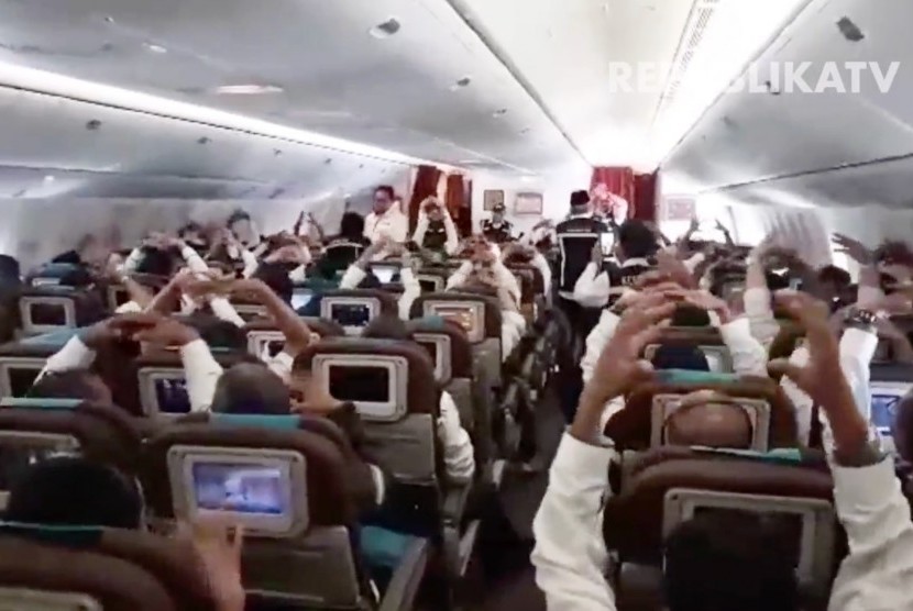 Kegiatan peregangan otot di pesawat saat perjalanan ibadah haji.