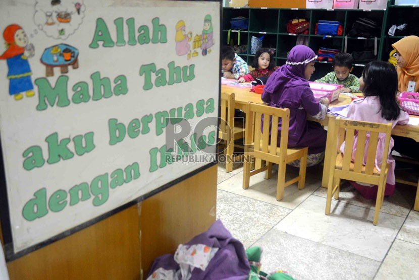  Kegiatan pesantren anak di Raudhatul Athfal Masjid Istiqlal, Jakarta, Kamis (25/7).  (Republika/Agung Supriyanto)