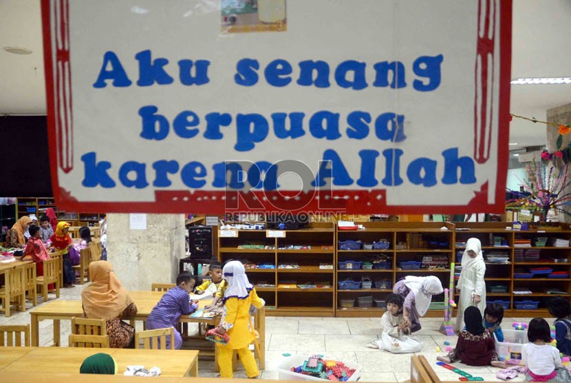  Kegiatan pesantren anak di Raudhatul Athfal Masjid Istiqlal, Jakarta, Kamis (25/7).  (Republika/Agung Supriyanto)