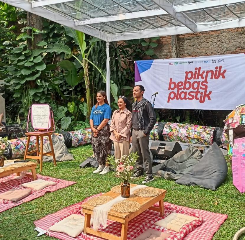 Kegiatan Piknik Bebas Plastik yang digelar sejumlah organsiasi non-profit di Jakarta, Ahad (28/7/2024).