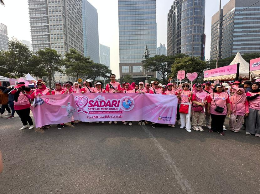 Kegiatan pink ribbon untuk mengkampanyekan kesadaran menghadapi penyakit kanker payudara.