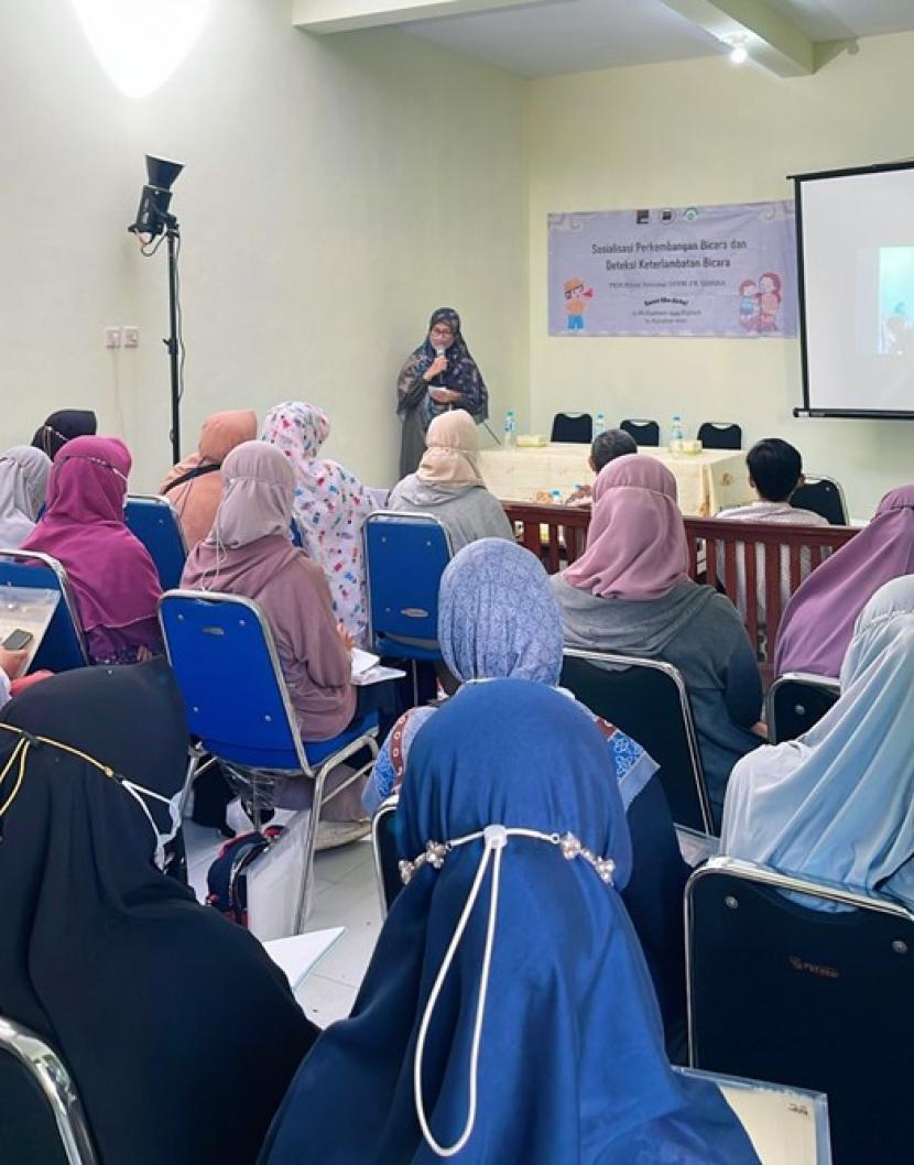 Kegiatan PKM FK Unisba bekerja sama dengan tim pengajar Yayasan Al-‘Aliim. PKM ini bertajuk ‘Pemberdayaan Ibu-Ibu Komunitas Al-‘Aliim Mengenal Keterlambatan Bicara pada Anak Sebagai Upaya Deteksi Dini Keterlambatan Bicara’,