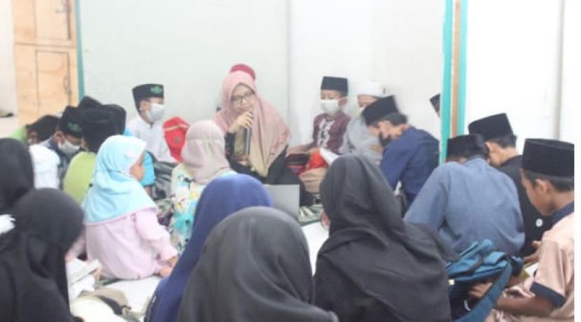 Kegiatan PKM Unisba mendapat respons yang sangat positif dari siswa-siswi DTA Nurul Huda.