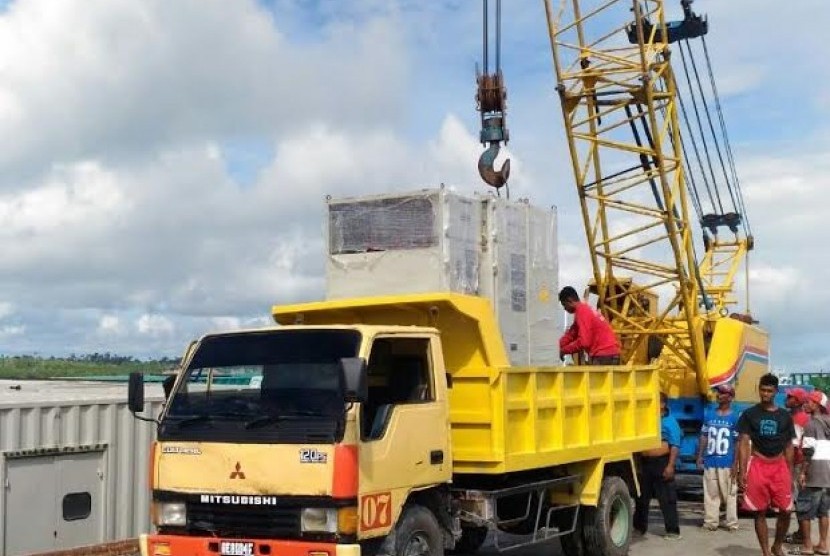 kegiatan pnurunan mesin baru di pelabuhan Yos Sudarso, Dobo Propinsi Maluku