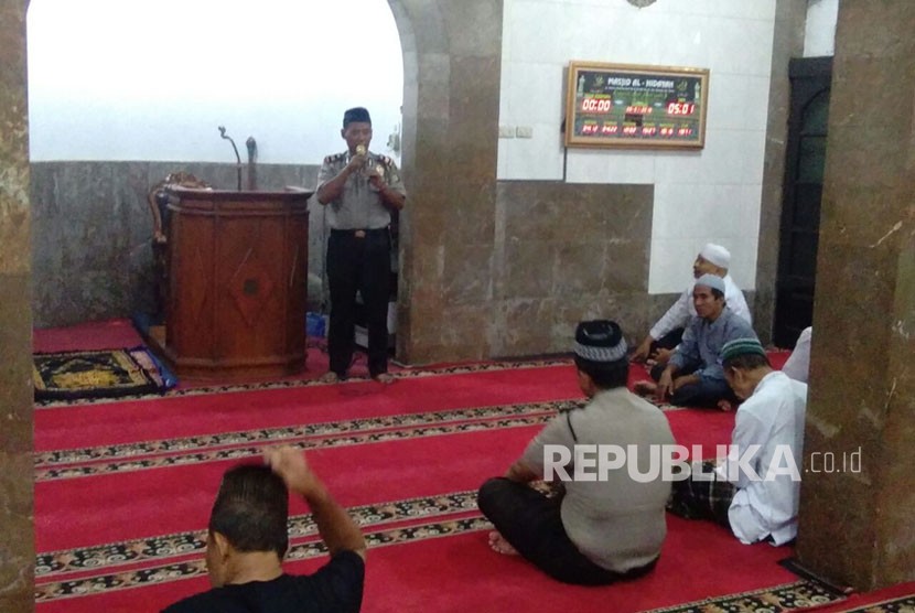 Kegiatan Polisi Cinta Masjid solat subuh berjamaah di Masjid Al-Hidayah Kramat, Senen, Jakarta Pusat.