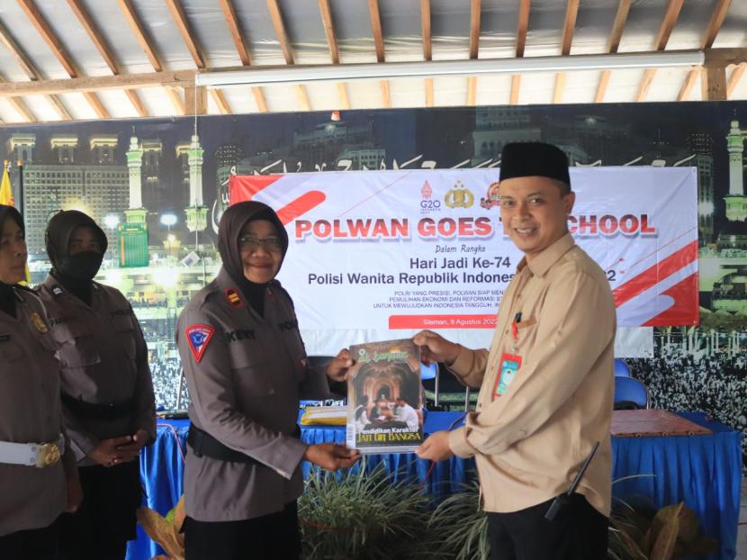 Kegiatan Polwan Goes to Pesantren ke SMA Muhammadiyah Boarding School (MBS) Yogyakarta.