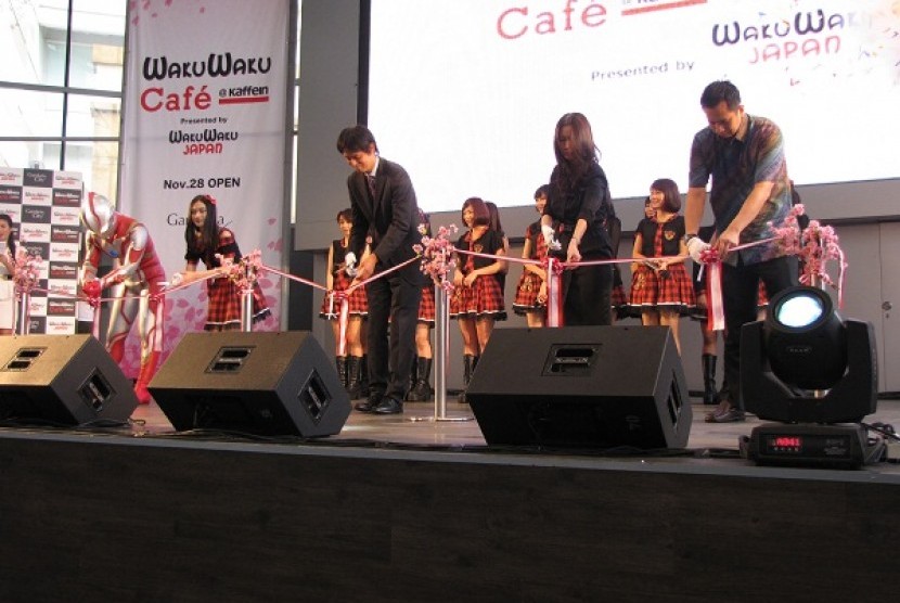Kegiatan potong pita yang dilkukan sebagai simbol peresmian pembukaan WakuWaku Cafe, Gandaria City, Jakarta Selatan