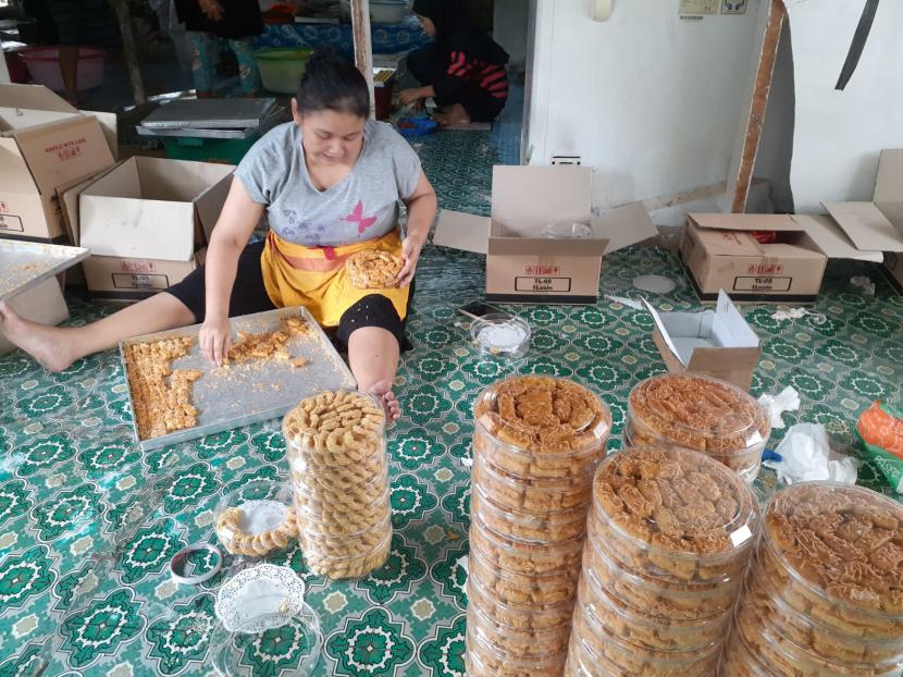 Kegiatan produksi kue kering Dewi Cake di Kota Tangerang, Selasa (26/3/2022). Pedagang kue kering bisa meraup omzet ratusan juta rupiah menjelang Idulfitri.