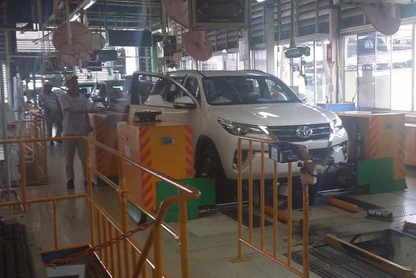 Kegiatan produksi Toyota All New Fortuner di PT Toyota Motor Manufacturing Indonesia di Cikarang, Jawa Barat. 