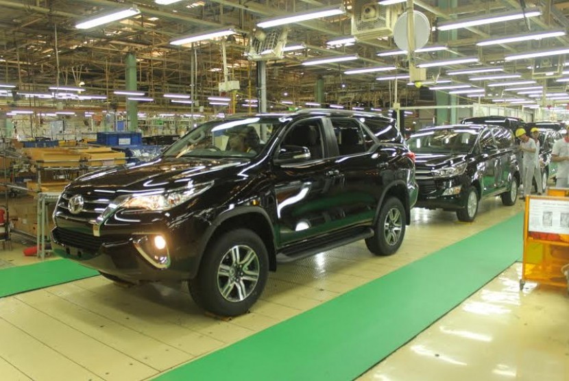 Kegiatan produksi Toyota Fortuner dan Innova di Cikarang, Jawa Barat