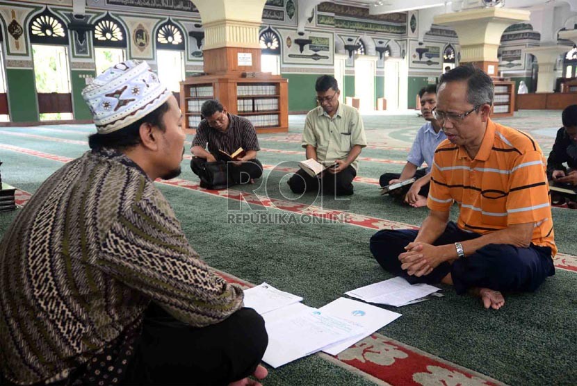   Kegiatan Program Hafalan Alquran di Masjid Al-Azhar, Jakarta, Ahad (9/6).  (Republika/Agung Supriyanto)  