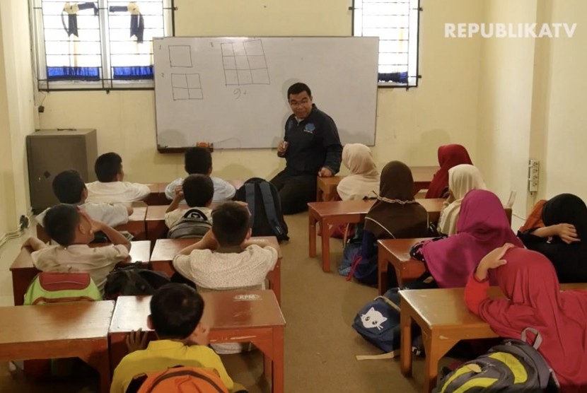 Kegiatan proses belajar mengajar di Kampung Matematika, Desa Laladon, Kecamatan Ciomas, Bogor
