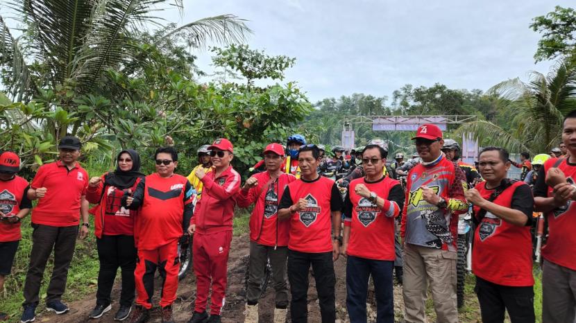 Kegiatan prosesi penanaman pohon  di Kawasan Wisata Sungai Batu Sei Gohong, Palangkaraya, Kalimantang Tengah (Kalteng) pada Sabtu (28/1/2023). 