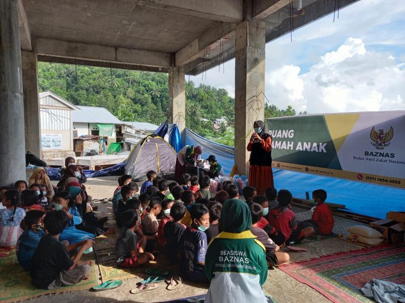  Alumni dan peserta Beasiswa Baznas  Regional Mataram NTB  bersama Baznas Provinsi NTB memberikan Layanan Dukungan Psikososial (LDP) terhadap anak-anak terdampak bencana banjir bandang di desa Kekait, Kecamatan Gunung Sari, Kabupaten Lombok Barat, Kamis (9/12).