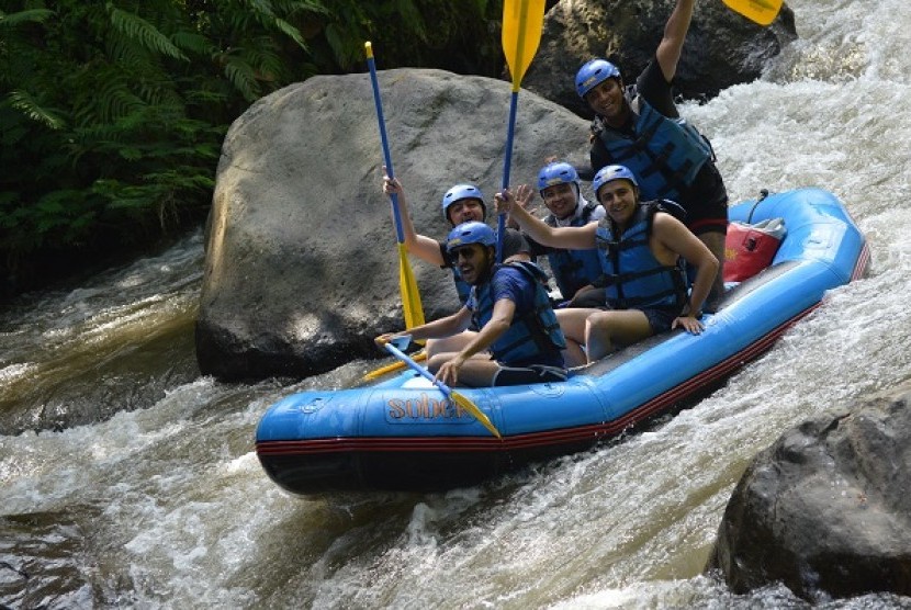 Kegiatan Rafting wisatawan Timur Tengah bersama dengan Kementerian Pariwisata di kawasan Ubud, Bali. 